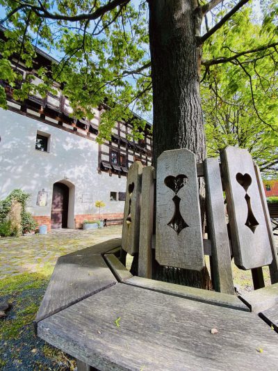Der 1798 erbaute Kornspeicher in Straupitz liegt zwischen der Schinkelkirche und dem ehemaligen Schloss der Familie von Houwald. Der Speicher beherbergt ein Café und ein Museum mit einem Lädchen für regionales Handwerk.