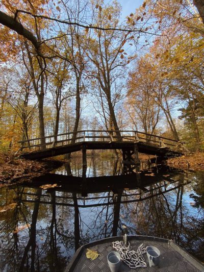 Die traditionellen „Bänke“ oder Holzbrücken in Burg führen über zahlreiche Fließe. Dort verbinden hundert Bänke die Wasserarme der Spree mit dem Spreewald.