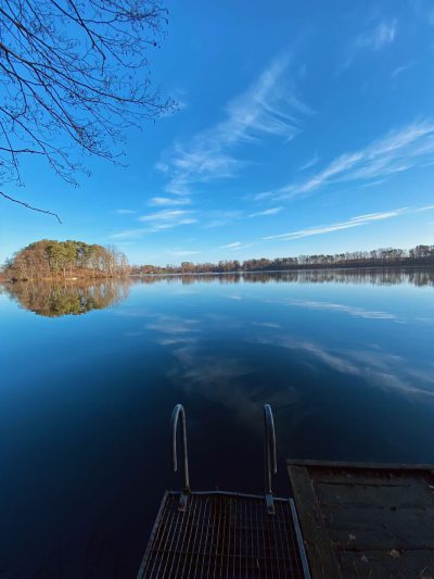 Der Große Mochowsee lädt zum Baden, Geocaching und Wandern ein, dabei entdeckst du hier und da die Spuren des Bibers.