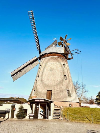 Die Holländerwindmühle in Straupitz ist die einzige Dreifachwindmühle in Europa die Holz sägt und Mehl und Leinöl herstellt.