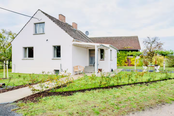 Das Ferienhaus BEI SELMA lädt im Garten zum Verweilen ein mit einem gemütlichen Sitzplatz am Ofen. Auf der Bank schmeckt der Frühstückskaffee besonders gut.