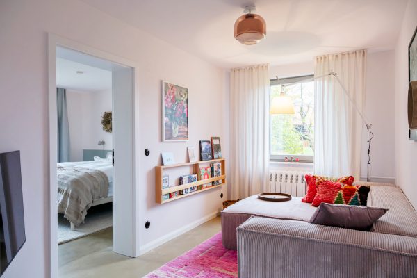 Auf dem bequemen Sofa des Wohnzimmers erwartet dich und deine Familie Entertainment vom Feinsten mit Smart TV, Radio, Büchern und Brettspielen.