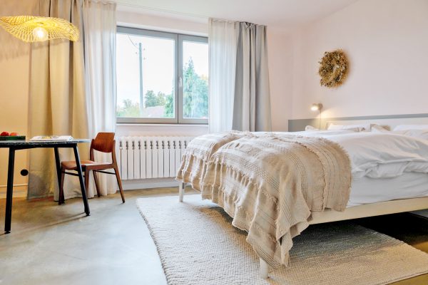 Das große Schlafzimmer strahlt Urlaubsfeeling pur aus- lass deine Träume hier wahr werden und genieße die Atmosphäre BEI SELMA.